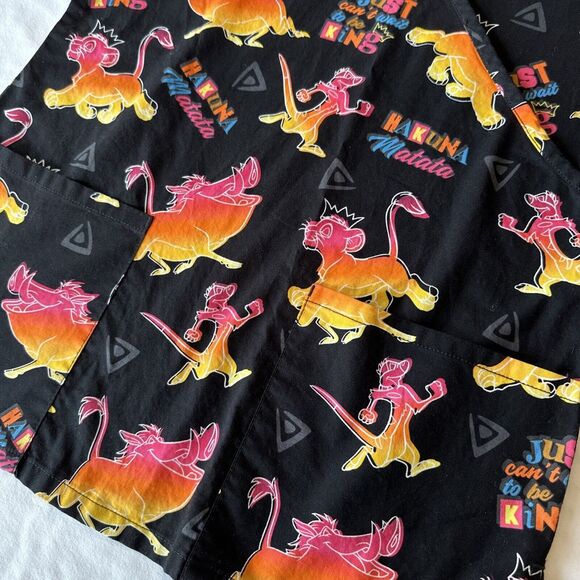 Disney Lion King Scrub Top Women size XS Black Hakuna‎ Matata Short Sleeve K15 - Picture 3 of 8